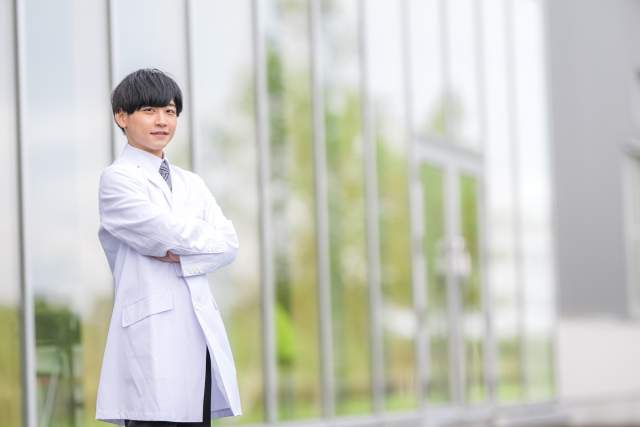 病院の前にいる医師